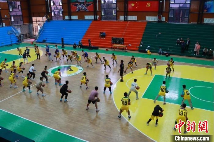 宁夏固原偏远山坳里三代人用篮球点亮的山村梦