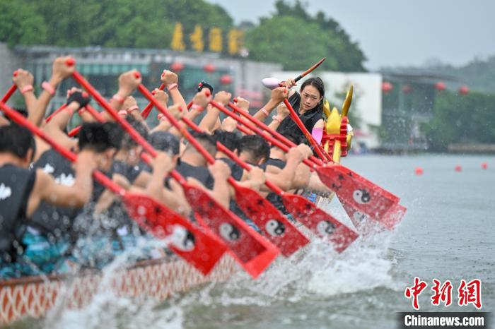 广州市第十届职工运动会龙舟赛挥桨盛启：六支