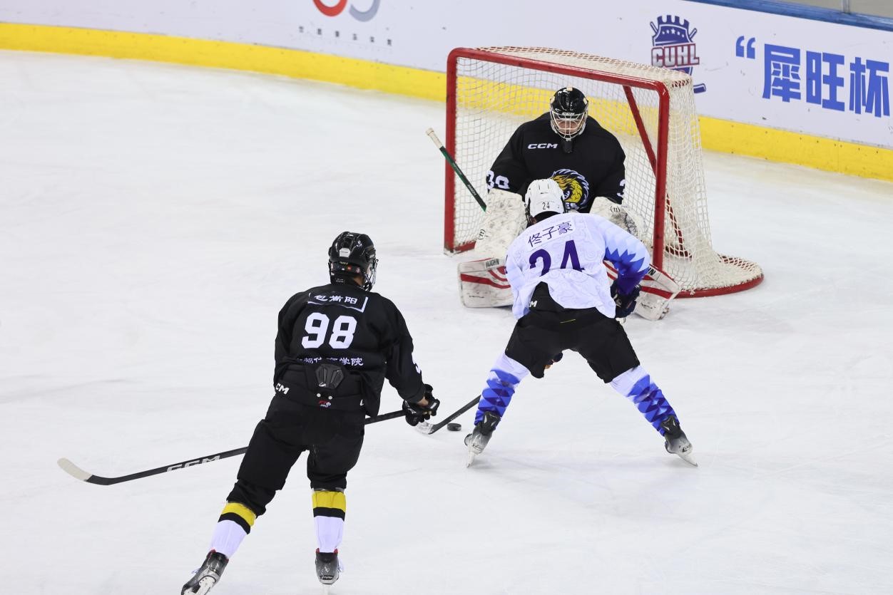 全国大学生冰球联赛总决赛落幕 北京体育大学队